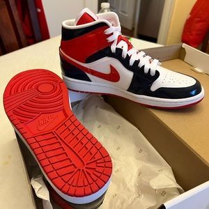 WMNS AIR JORDAN 1 MID SE SIZE 9